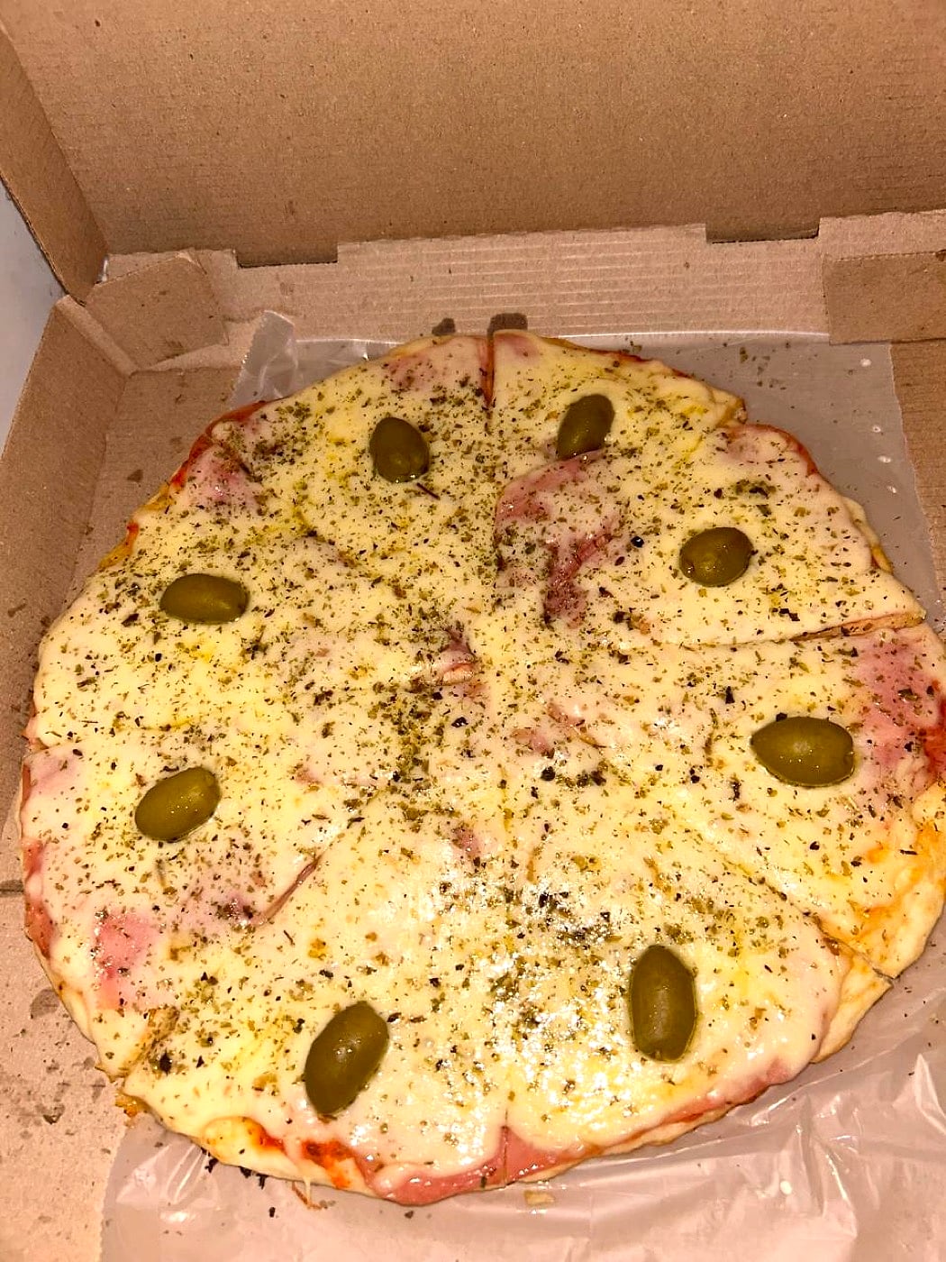 Pizza de muzzarella con aceitunas de Roti 1820