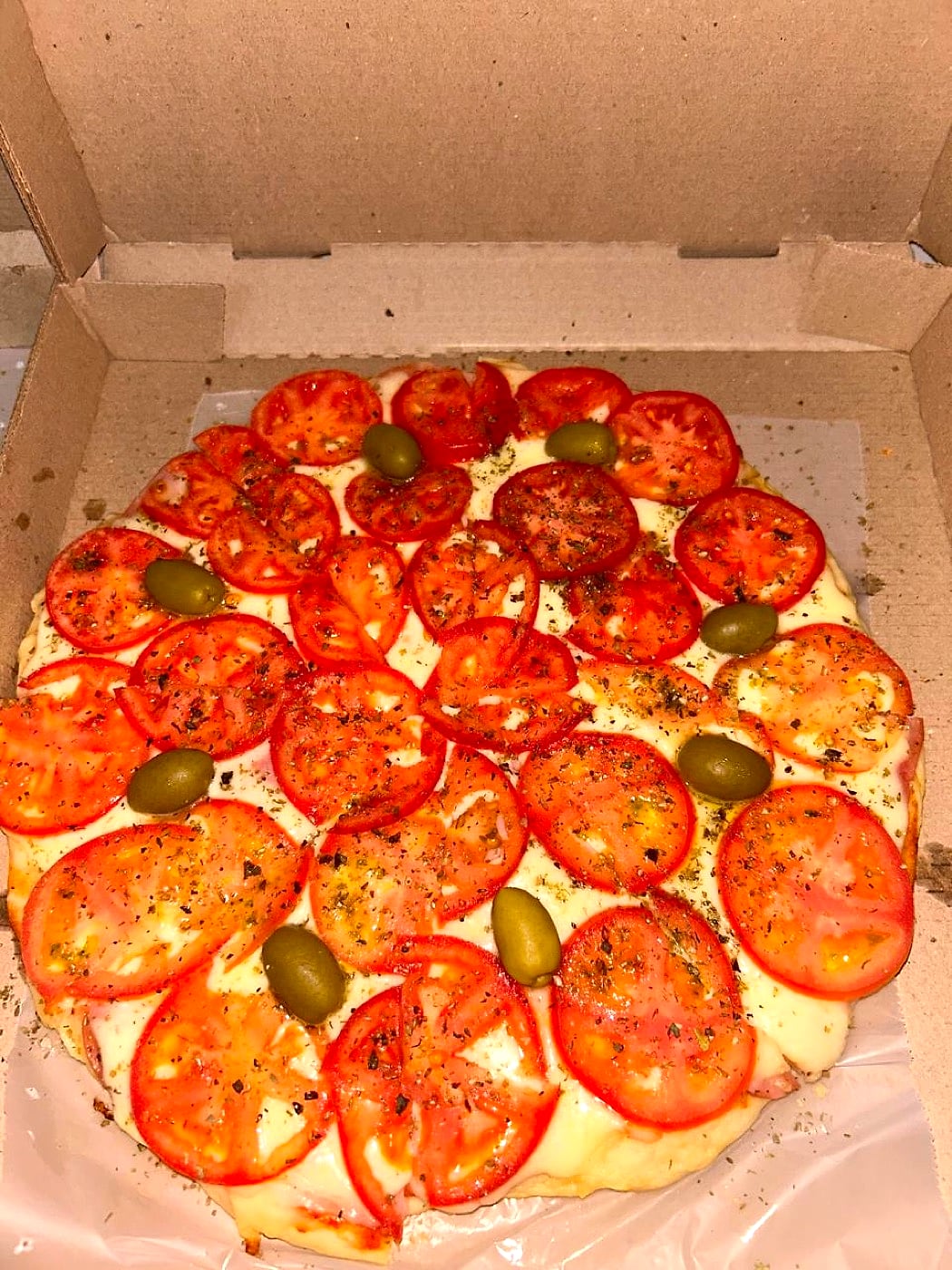 Pizza con tomate y aceitunas de Roti 1820 en Posadas