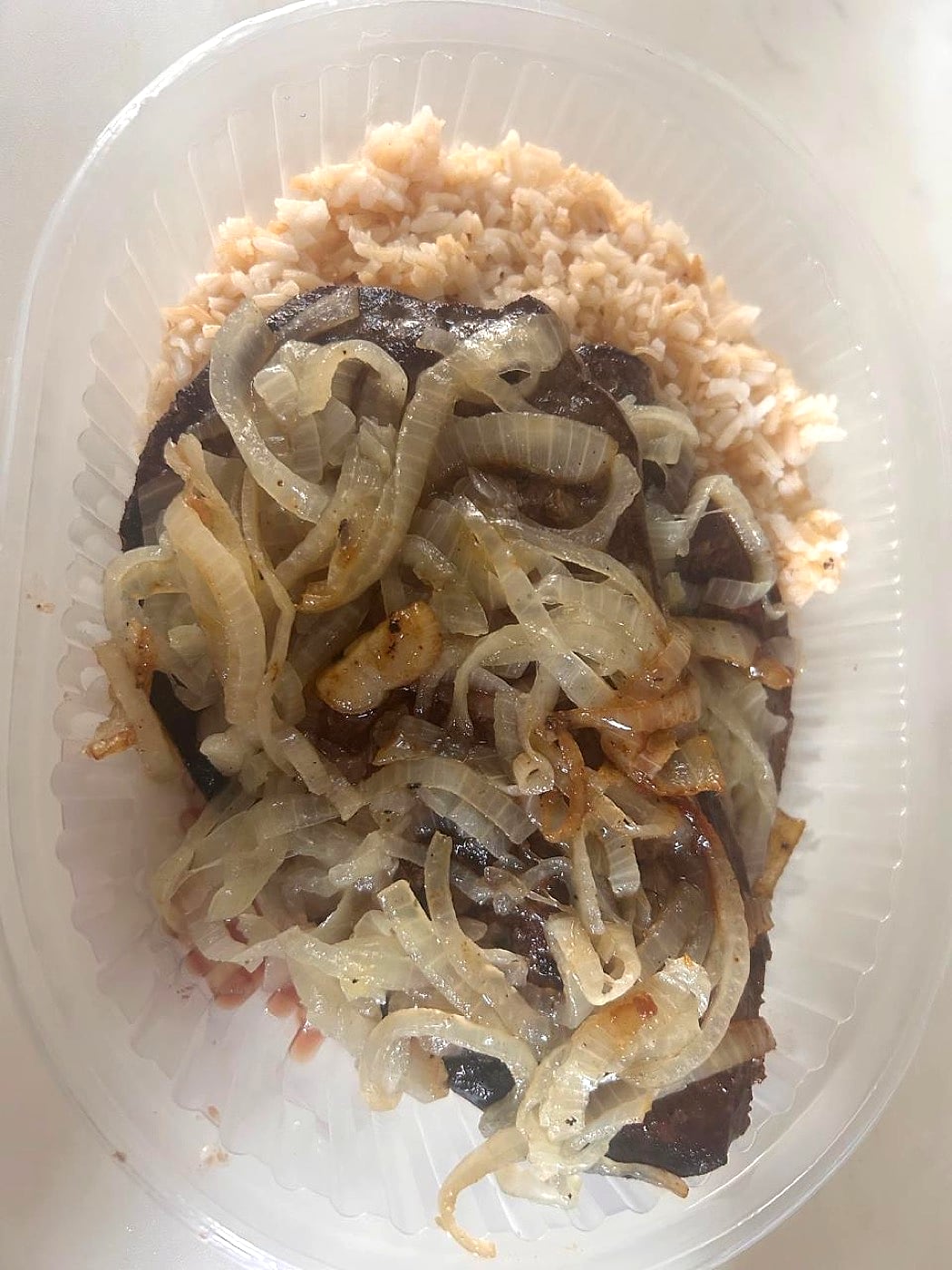 Vianda con bife, cebolla y arroz de Roti 1820 en Posadas